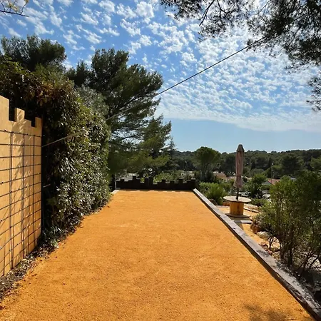 Sous Les Pins Apartment *